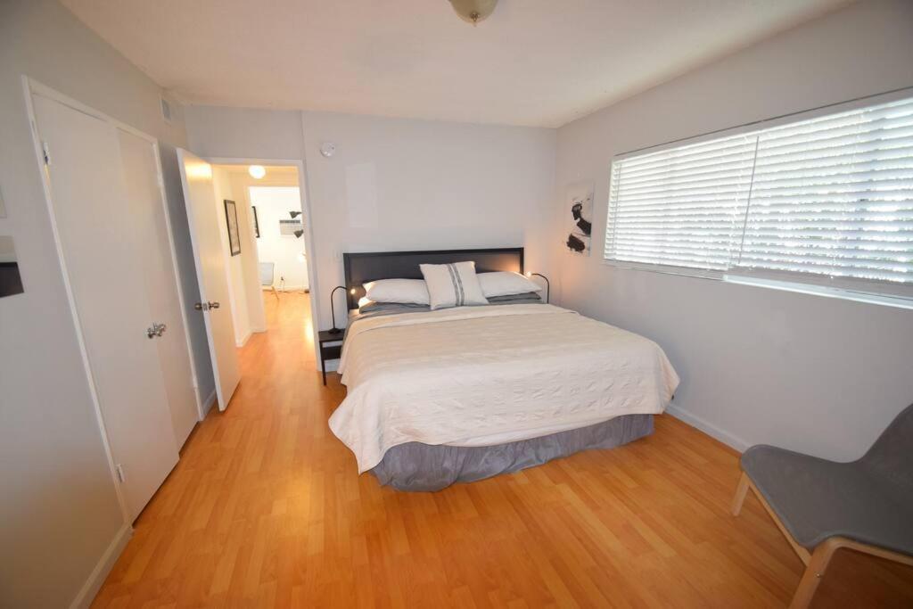 Apartment Hollywood Business