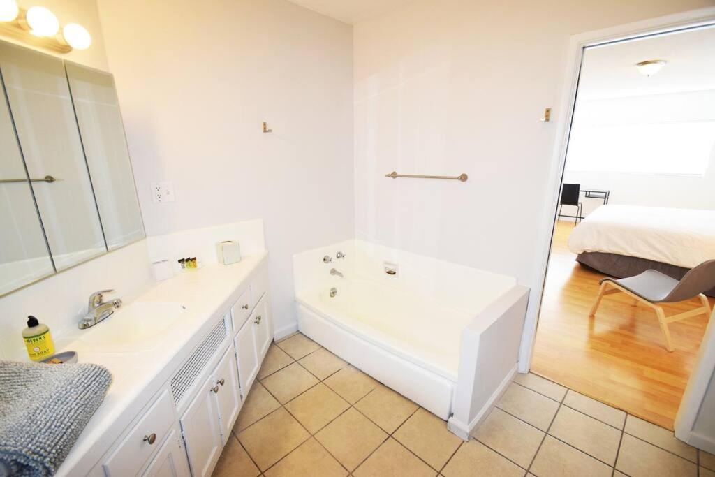 Hollywood Business Apartment *